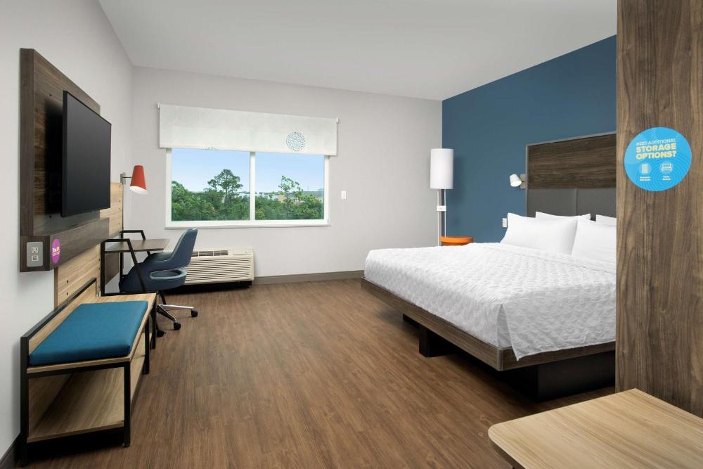 King Room with Bath Tub - Mobility Access interior